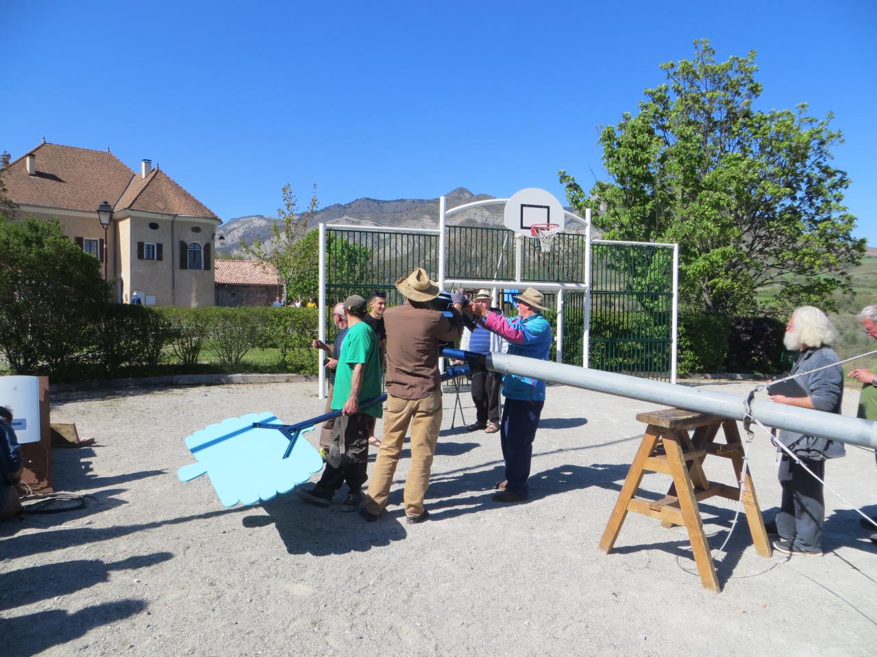 Pose de l'éolienne en bout de mât